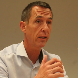 Das Foto zeigt Kerpens Bürgermeister Dieter Spürck. Er gestikuliert mit den Händen.