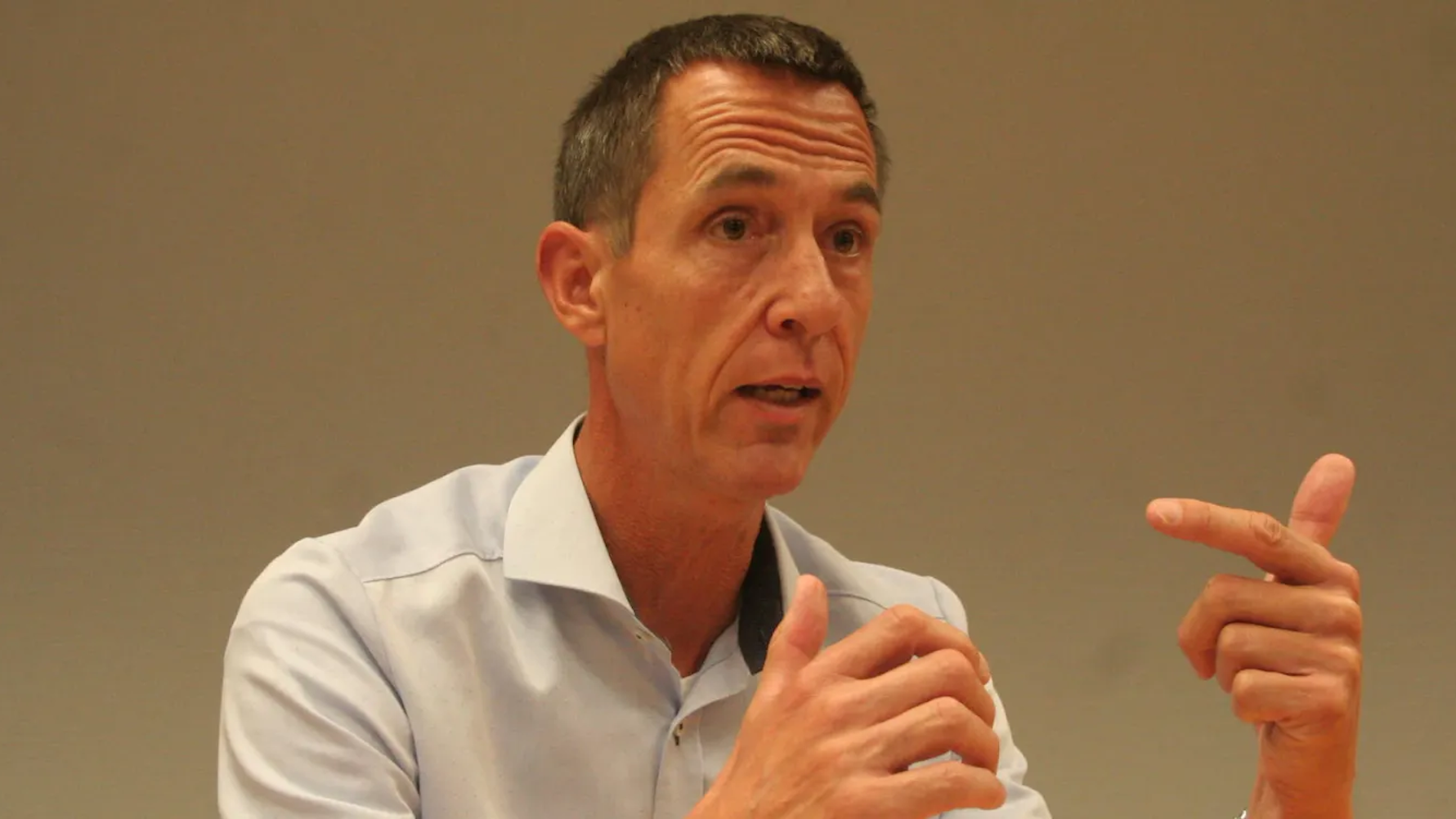 Das Foto zeigt Kerpens Bürgermeister Dieter Spürck. Er gestikuliert mit den Händen.