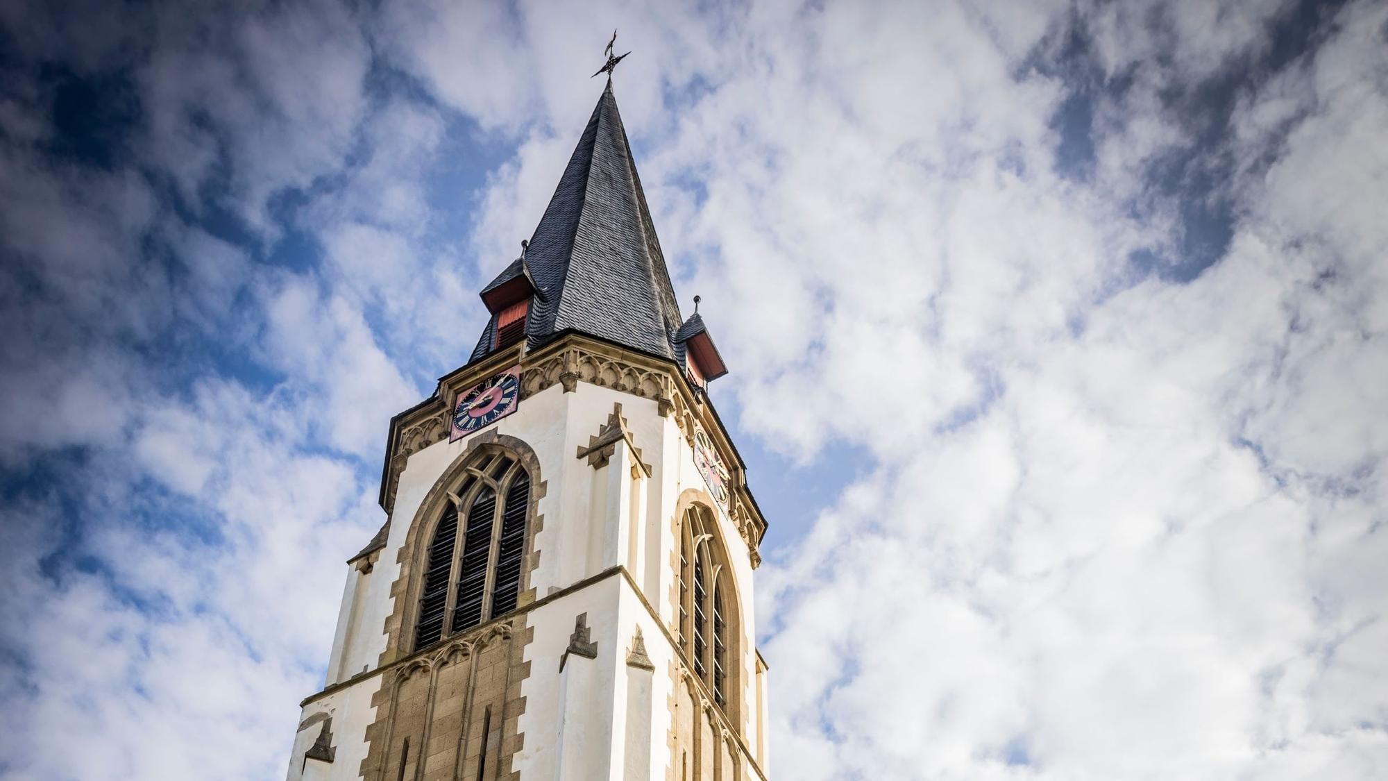 Die katholische Kirche St. Martin in Flerzheim liegt direkt am Swistbach.