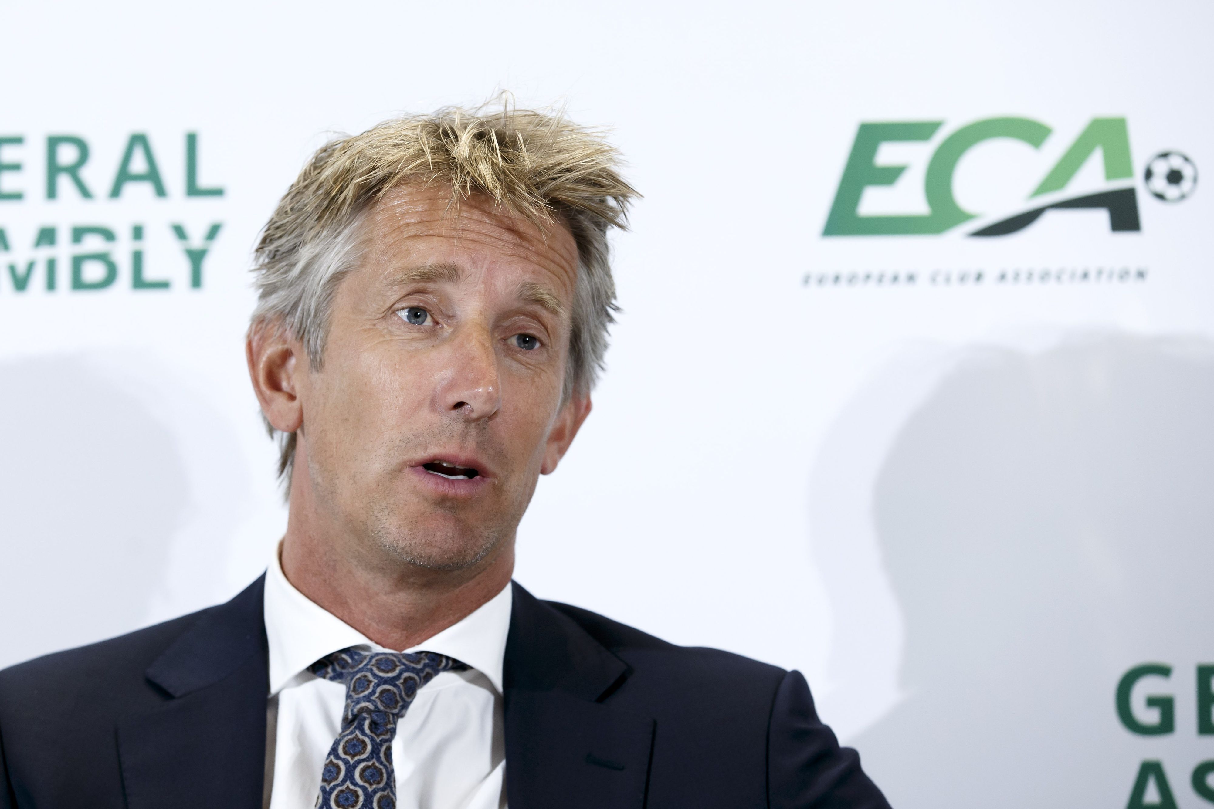 Edwin van der Sar spricht bei der Pressekonferenz nach der Generalversammlung der European Club Association.