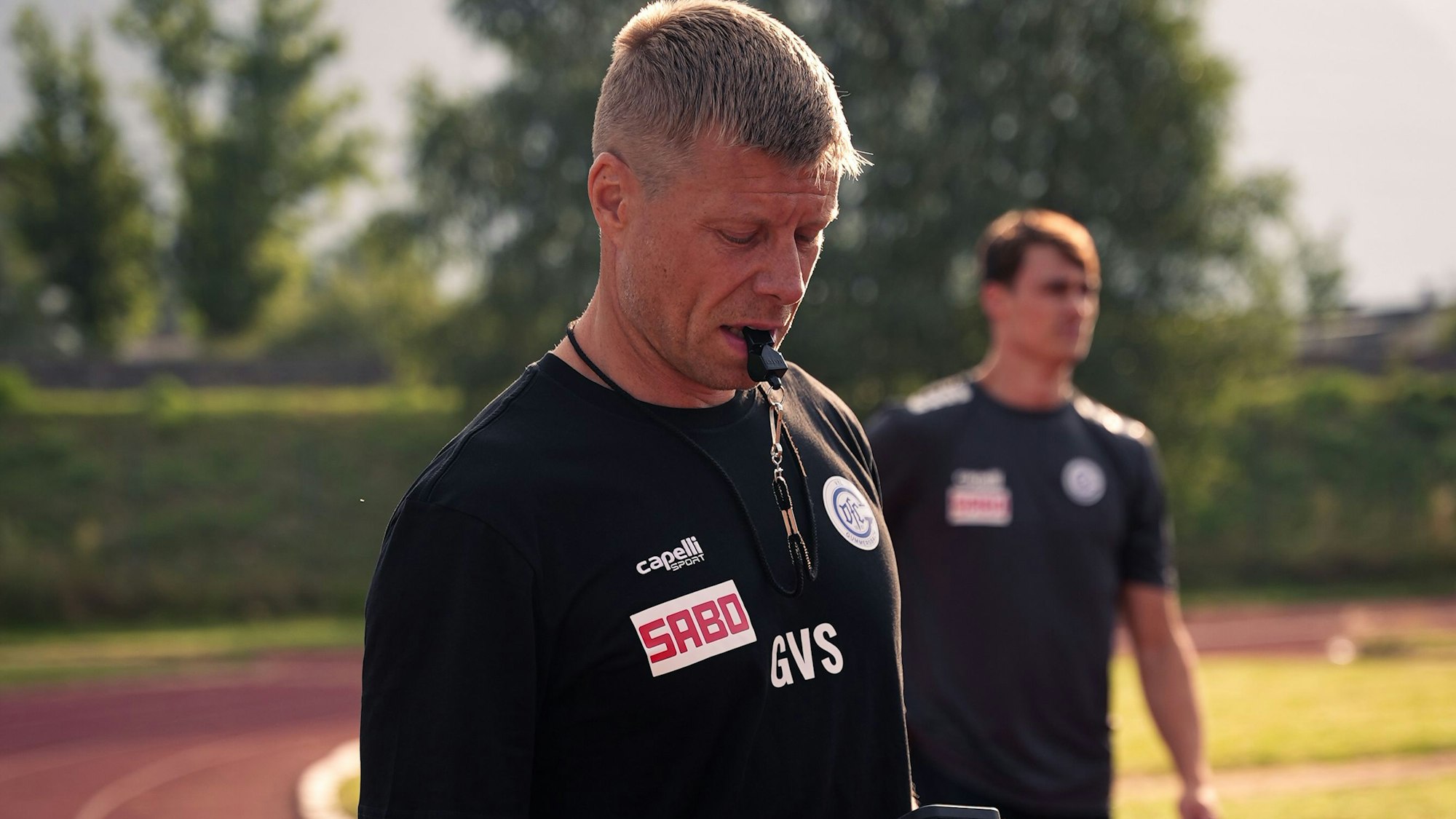 Im Bild ein Mann mit Trillerpfeife.