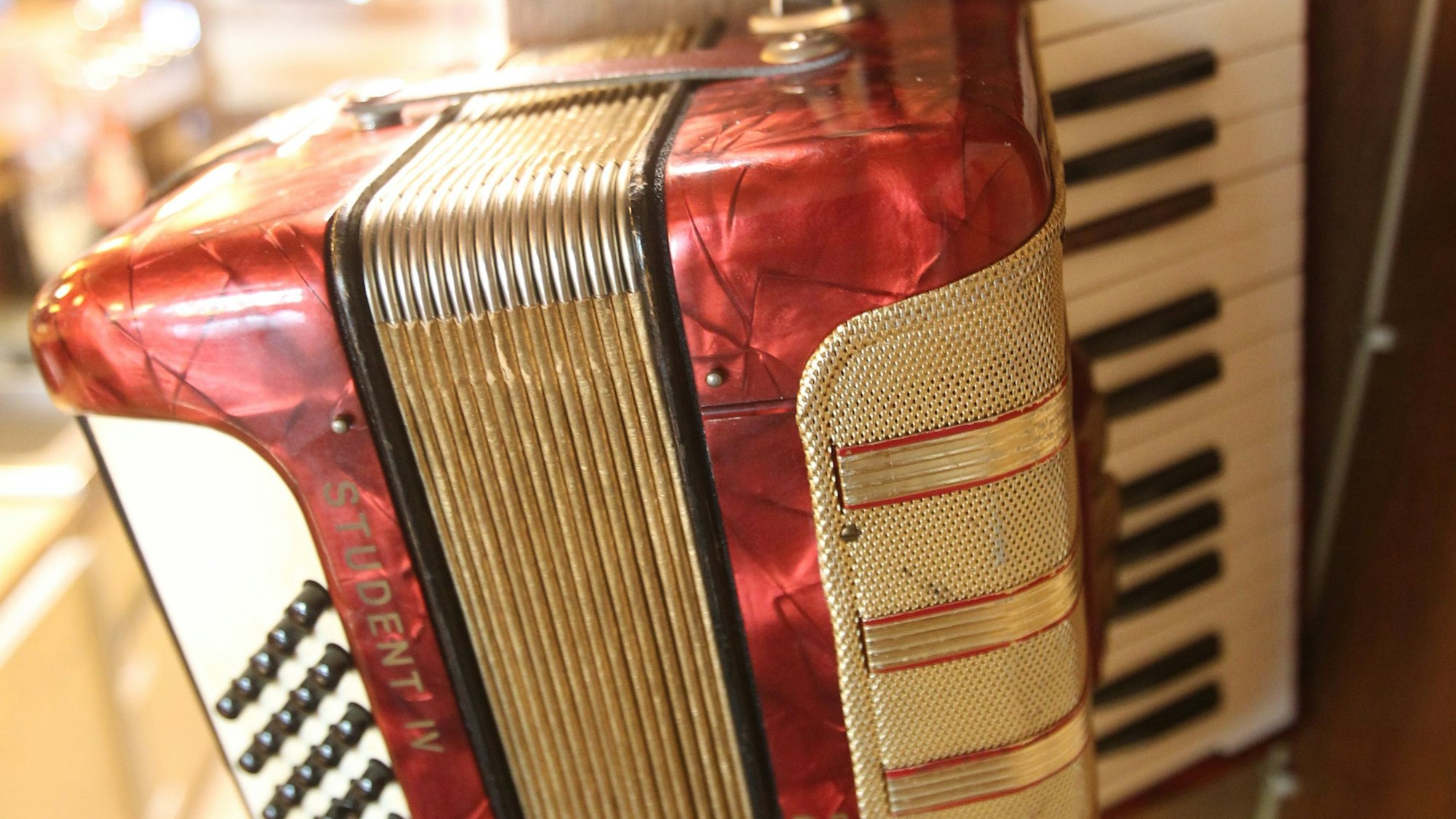 Auf dem Akkordeon, das an der Wand hängt, darf jeder spielen.