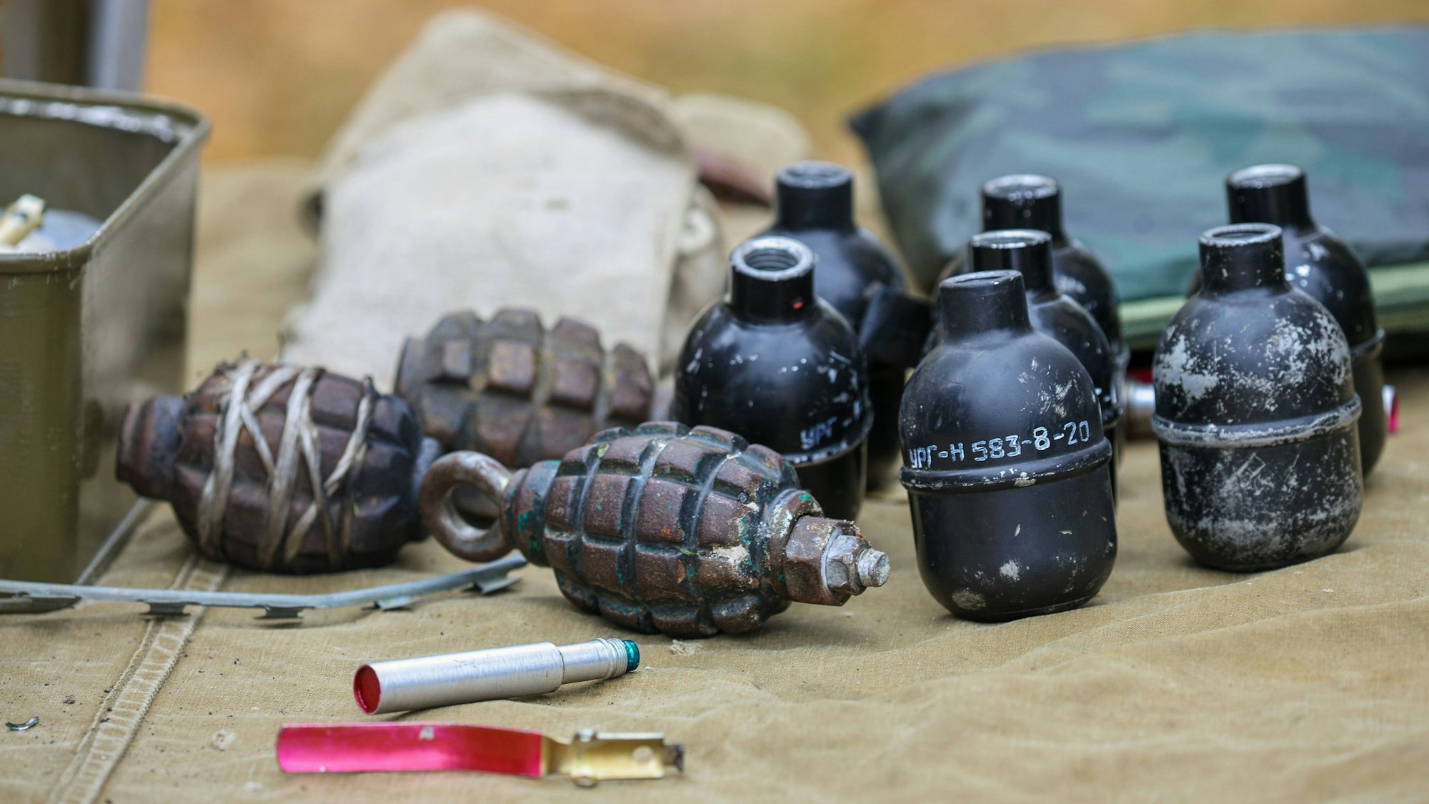 Modernere russische Handgranaten. Kinder haben beim Spielen während einer Ferienfreizeit eine scharfe russische Handgranate aus dem Zweiten Weltkrieg gefunden. (Symbolbild)