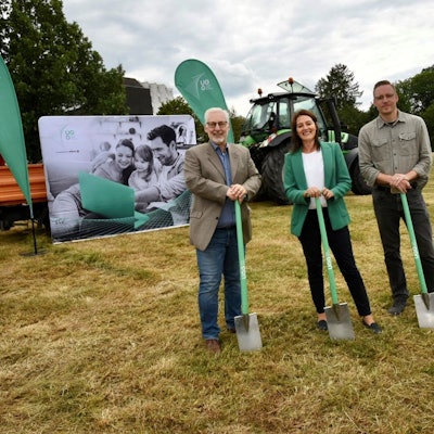 Beim Spatenstich für den Glasfaserausbau in Waldbröl: Jörg Ellerbrok (UGG, v.l.), Bürgermeisterin Larissa Weber und Fachbereichsleiter Jan Kiefer.