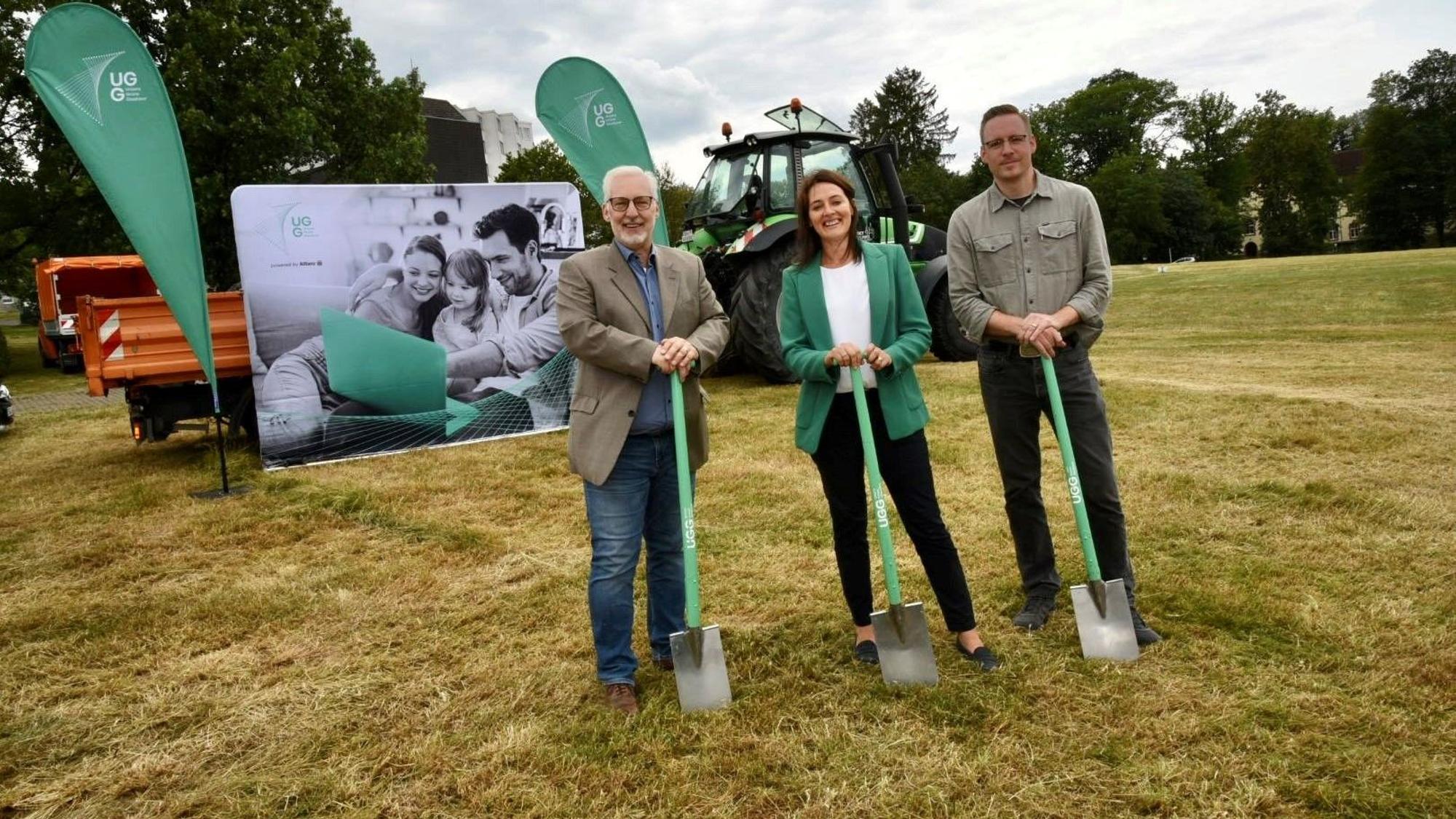 Beim Spatenstich für den Glasfaserausbau in Waldbröl: Jörg Ellerbrok (UGG, v.l.), Bürgermeisterin Larissa Weber und Fachbereichsleiter Jan Kiefer.