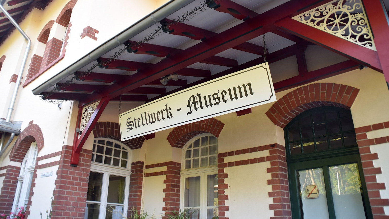 Der historische Bahnhof von außen mit seinem Stellwerk-Museum.
