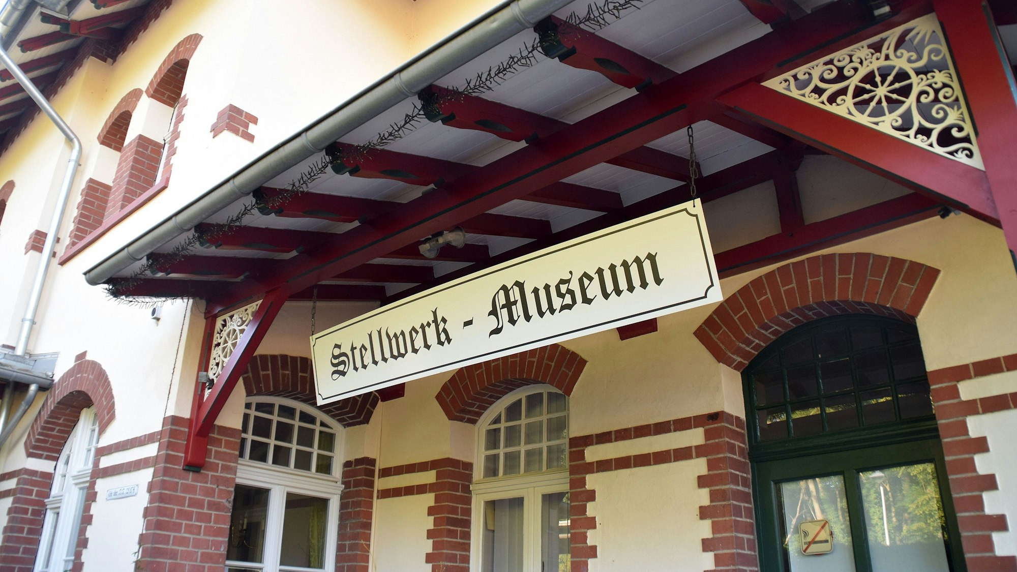 Der historische Bahnhof von außen mit seinem Stellwerk-Museum.