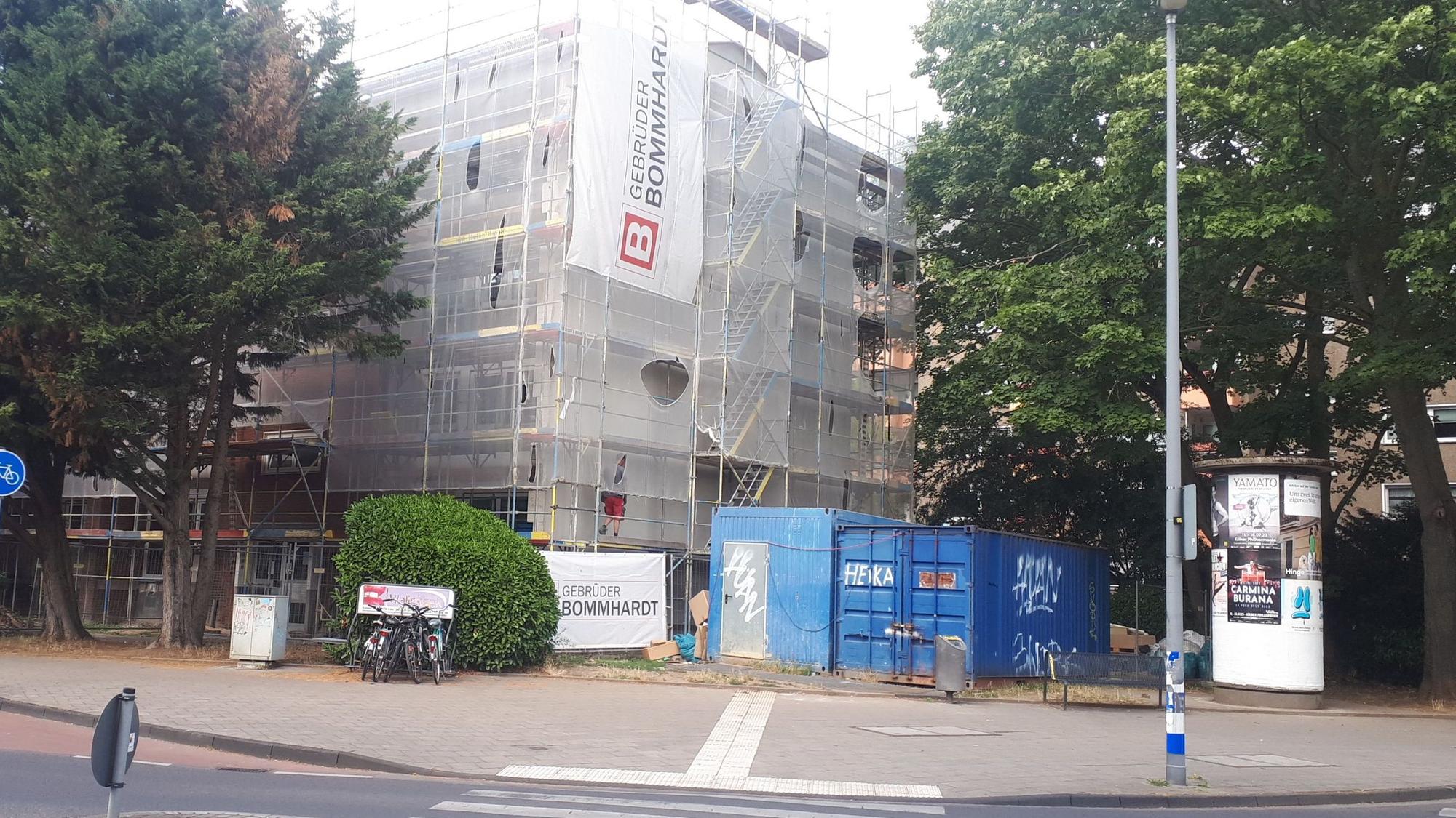 Die Aachener Siedlungs- und Wohnungsgesellschaft stockt ihre Wohnhäuser im Viertel entlang der Escher Straße auf.
