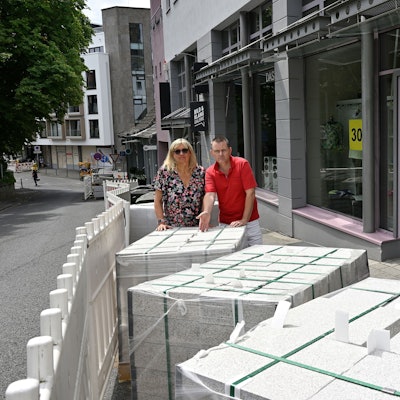 Das Foto zeigt Frank und Susanne Kramm, die sich über die gesperrten Parkplätze an der Nikolausstraße ärgern.