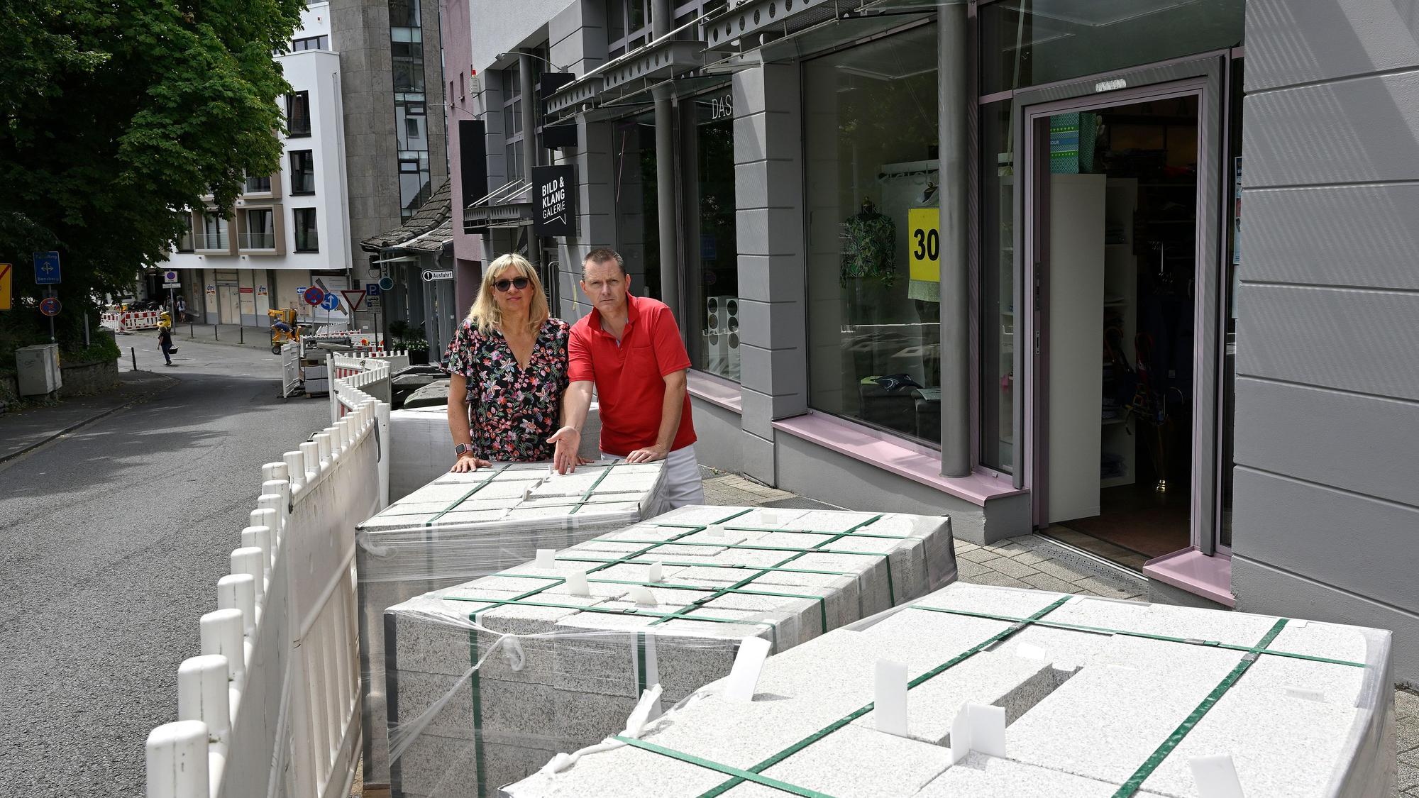Das Foto zeigt Frank und Susanne Kramm, die sich über die gesperrten Parkplätze an der Nikolausstraße ärgern.
