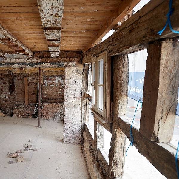 Das Bild zeigt einen Blick in einen entkernten Raum eines alten Fachwerkhauses in Olef, das nun wieder aufgebaut wird.