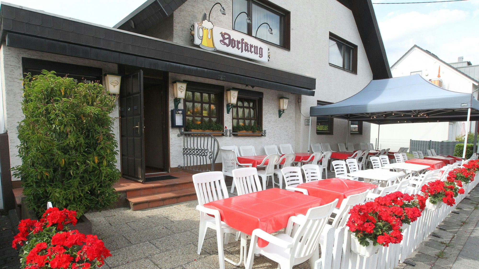 Vor der Tür bietet der Biergarten weitere 40 Plätze.