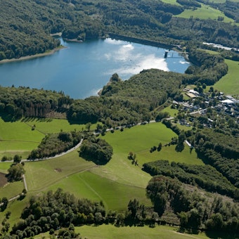 Blick von oben auf die Wiehltalsperre.