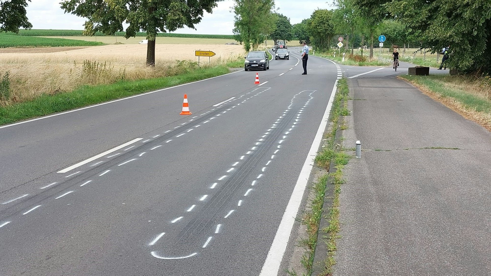 Bei einem Unfall mit einem Bus ist eine 36 Jahre alte Frau schwer verletzt worden. Ein Autofahrer fuhr weiter, nachdem er vermutlich den 71 Jahre alten Busfahrer zu einer Vollbremsung gezwungen hatte. Die Polizei hat die rund 40 Meter lange Bremsspur auf der Bundesstraße 56 mit Farbe markiert.