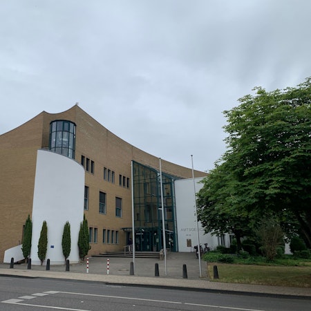 Das Bild zeigt das Gebäude des Amtsgerichts in Euskirchen.