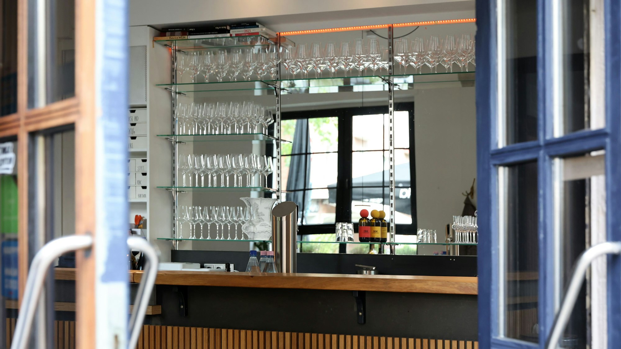 Blick auf die Theke im Bistro