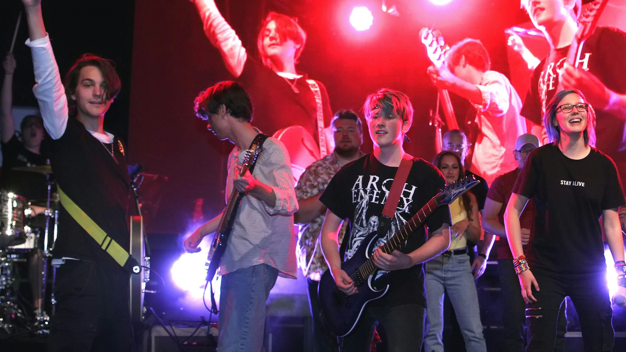 Eine Band steht auf einer Bühne.