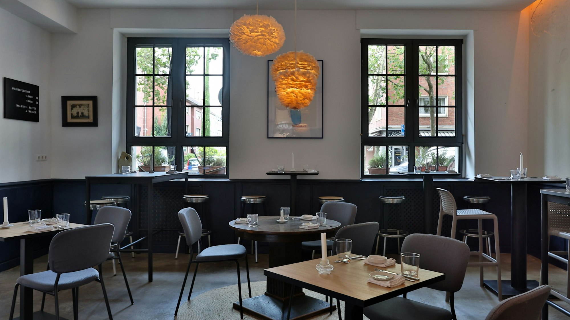 Der Innenraum des None Bistro, schlicht eingerichtet