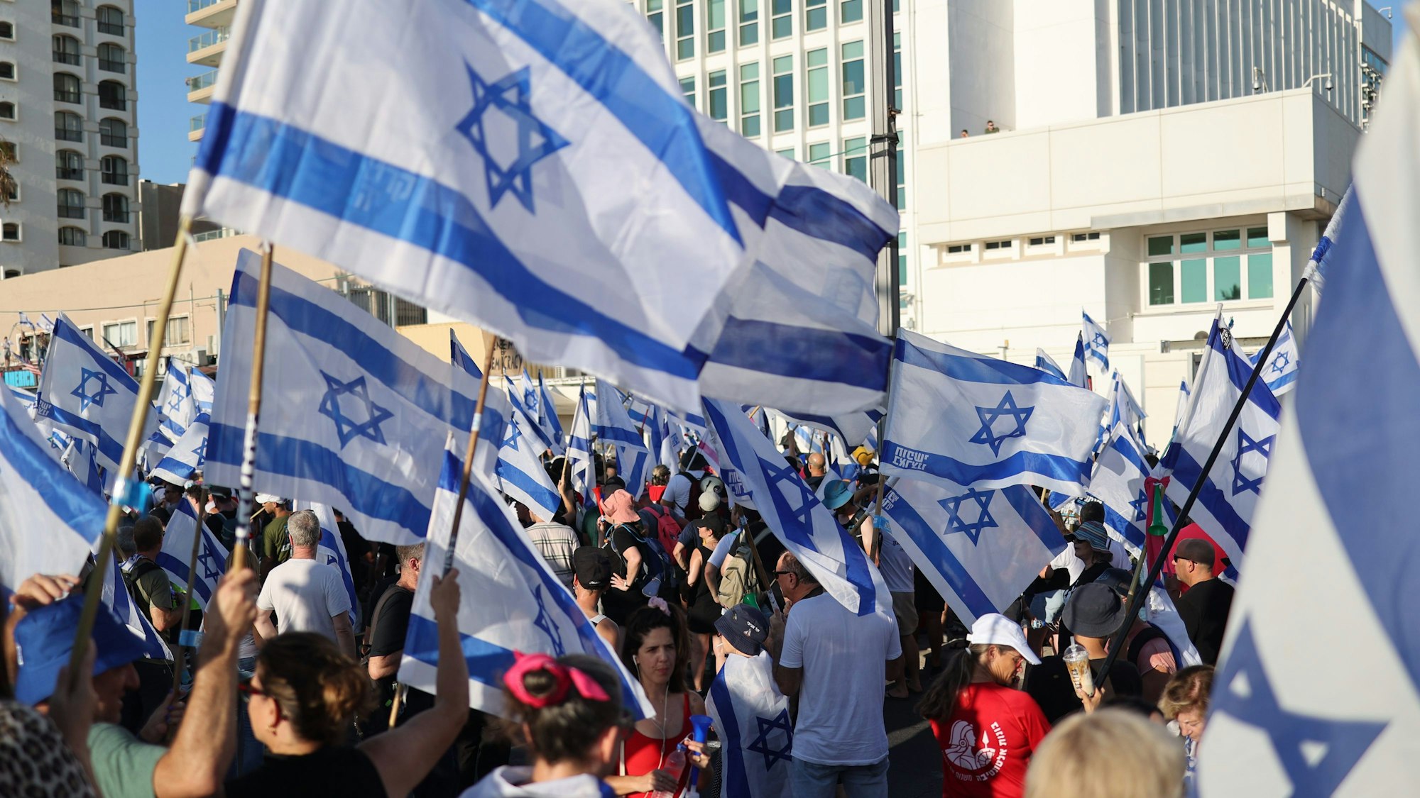 Israelis protestieren vor der US-Botschaft gegen die Pläne der Regierung, das Justizsystem zu reformieren.
