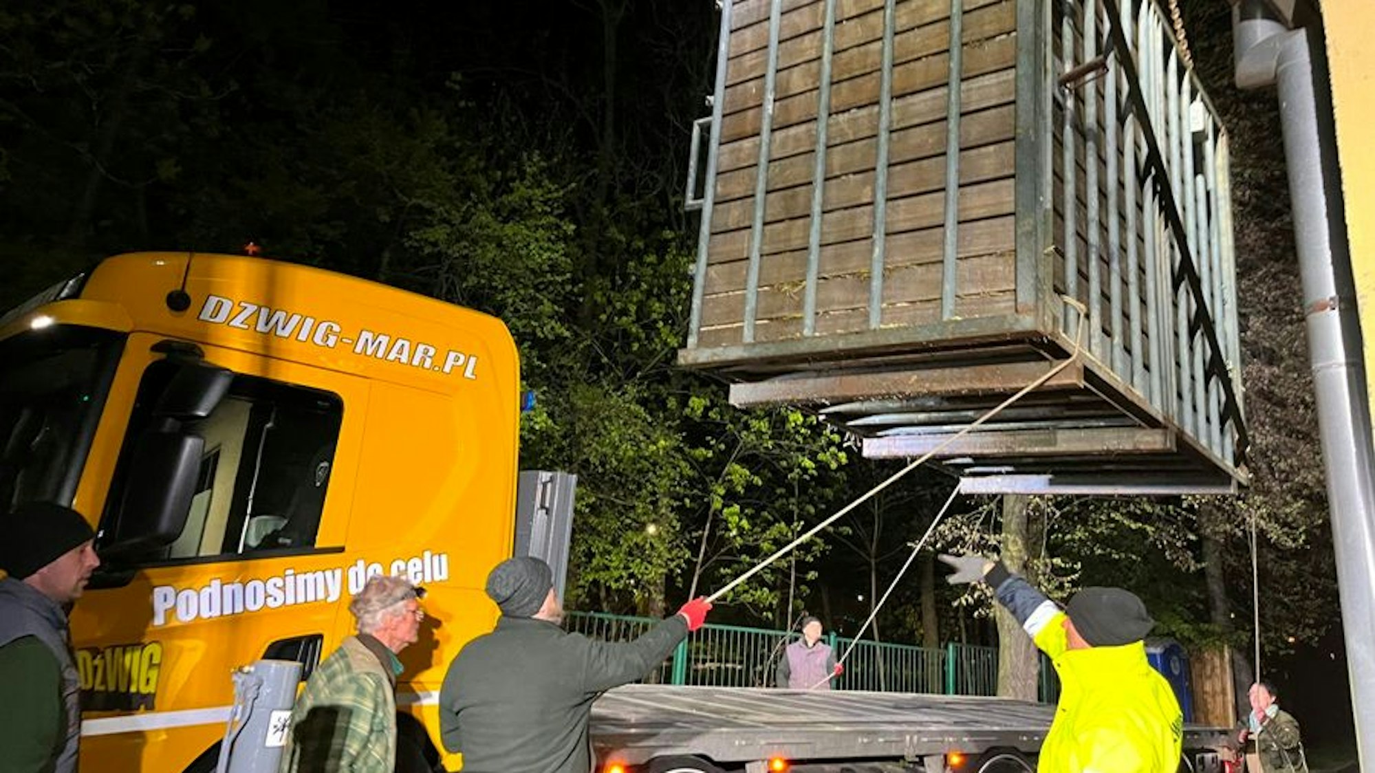 Schwebendes Schwergewicht: Elefantenbulle Moma ging im Frühjahr auf Reisen. Eine massive Transportkiste aus Holz und Stahlverstrebungen schwebt auf die Plattform eines Schwerlasters.