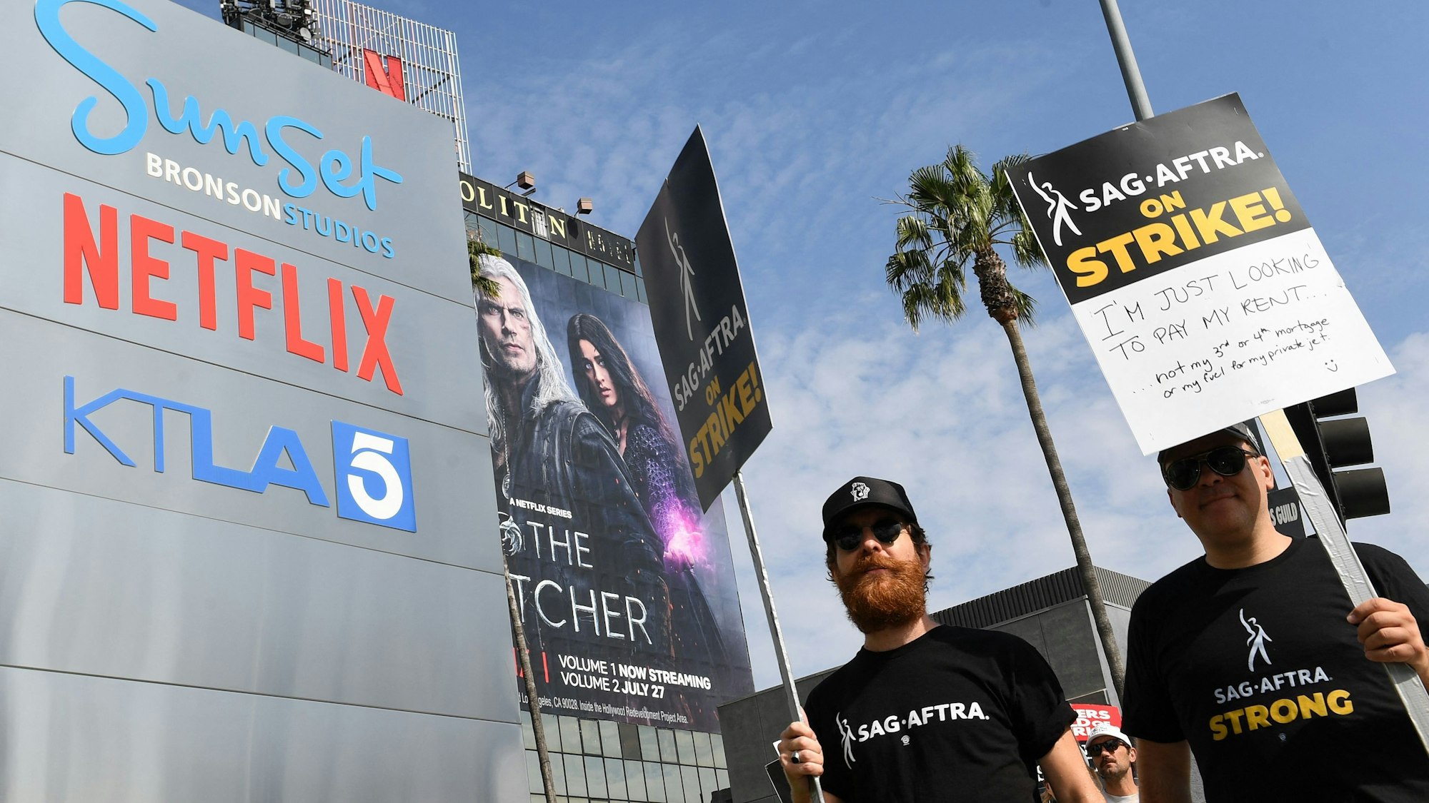 Mitglieder der Schauspielergewerkschaft Screen Actors Guild streiken am 17. Juli 2023 vor Netflix in Los Angeles, Kalifornien.