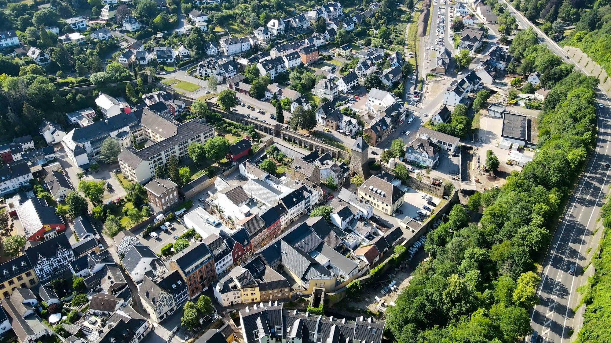 Das Luftbild zeigt die Innenstadt von Bad Münstereifel. Rechts ist die Umgehungsstraße zu sehen.