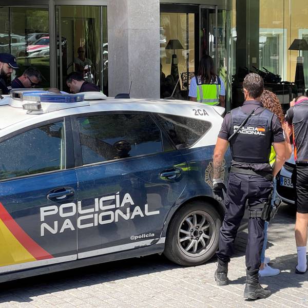 Ein Verdächtiger wurde von der Polizei zu dem Hotel gebracht, wo der sexuelle Übergriff stattgefunden haben soll. Das Hotel befindet sich in unmittelbarer Nähe zur Partymeile am Ballermann.
