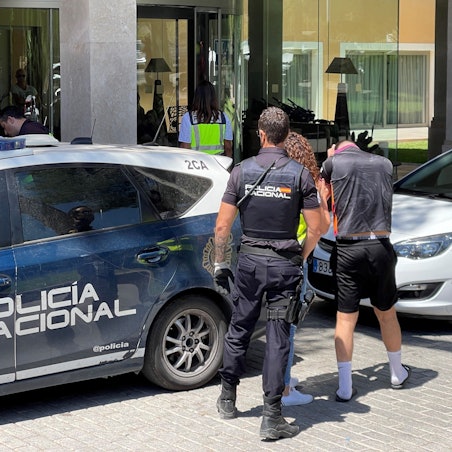 Ein Verdächtiger wurde von der Polizei zu dem Hotel gebracht, wo der sexuelle Übergriff stattgefunden haben soll. Das Hotel befindet sich in unmittelbarer Nähe zur Partymeile am Ballermann.