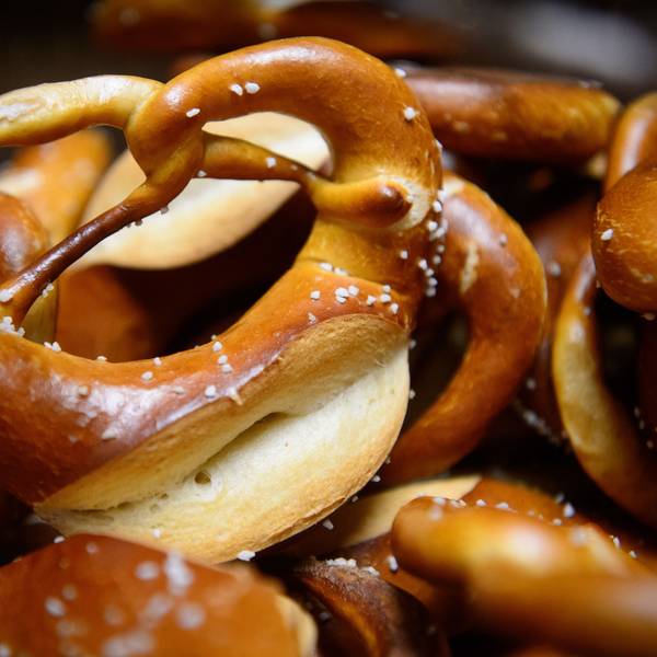 Schwäbische Brezeln liegen in einer Bäckerei in einem Korb. (Symbolbild)