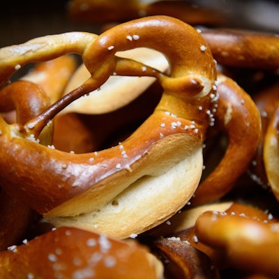Schwäbische Brezeln liegen in einer Bäckerei in einem Korb. (Symbolbild)