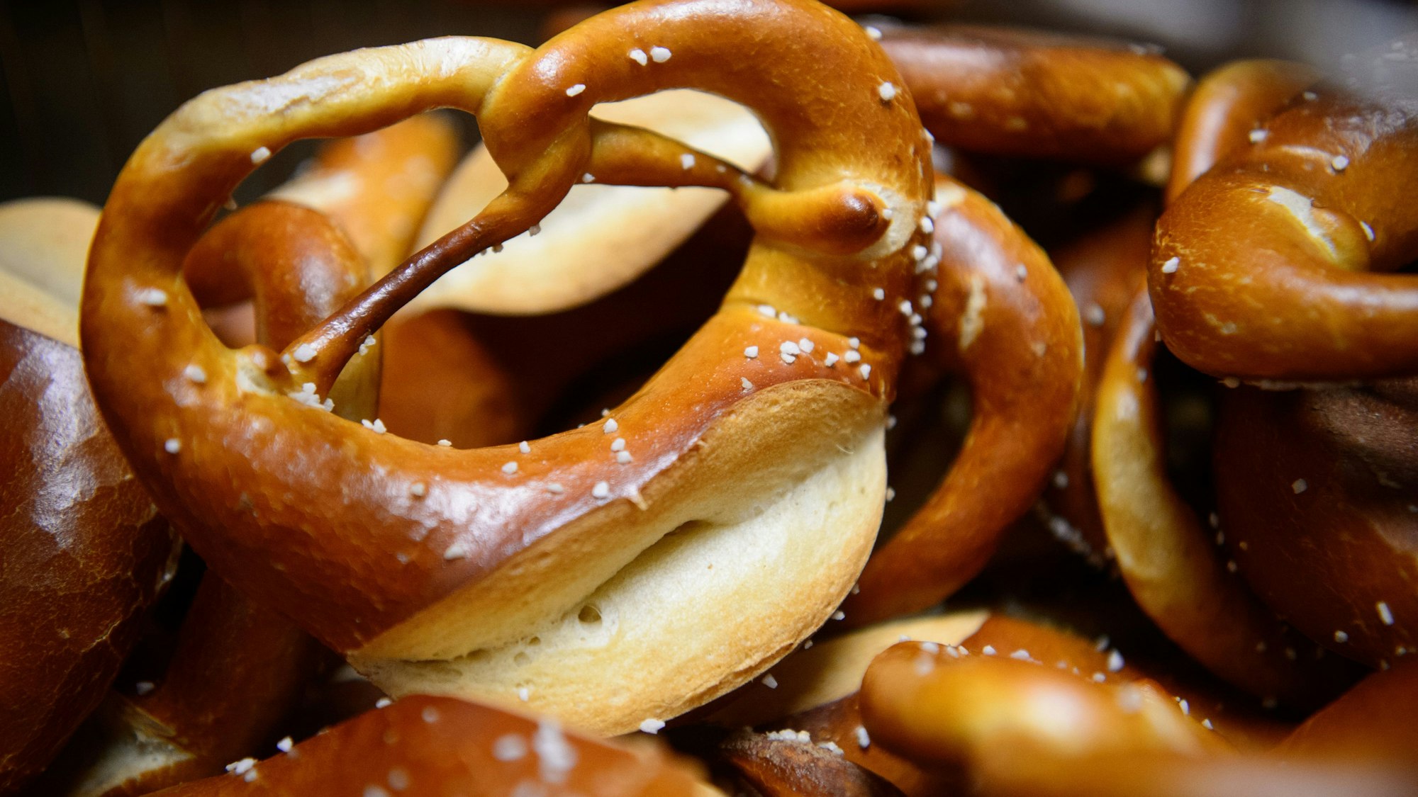 Schwäbische Brezeln liegen in einer Bäckerei in einem Korb. (Symbolbild)