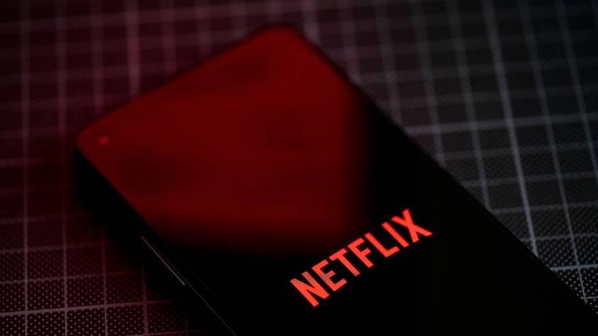 Auf dem Bildschirm eines Smartphones ist das Logo von Netflix zu sehen.
