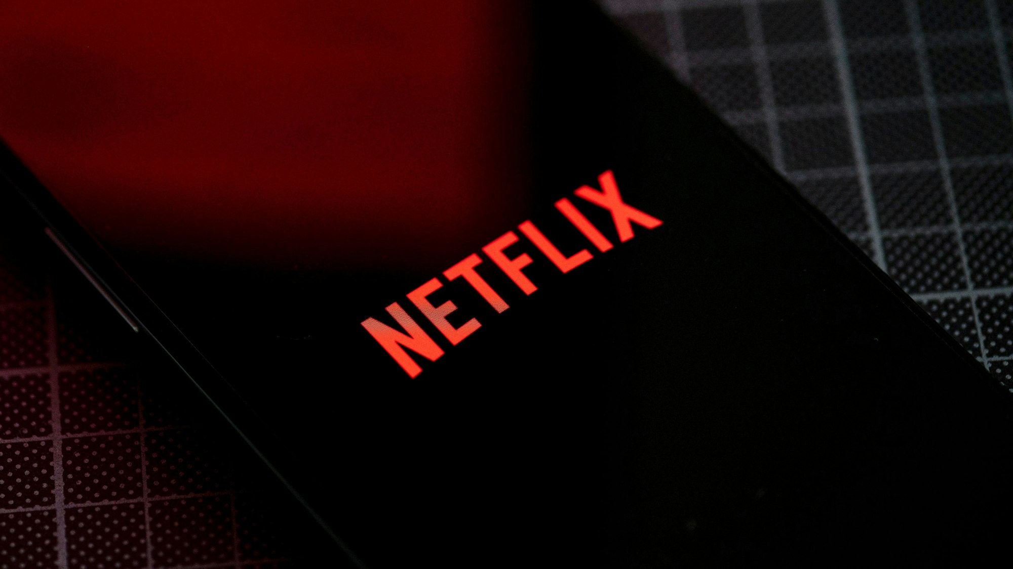 Auf dem Bildschirm eines Smartphones ist das Logo von Netflix zu sehen.