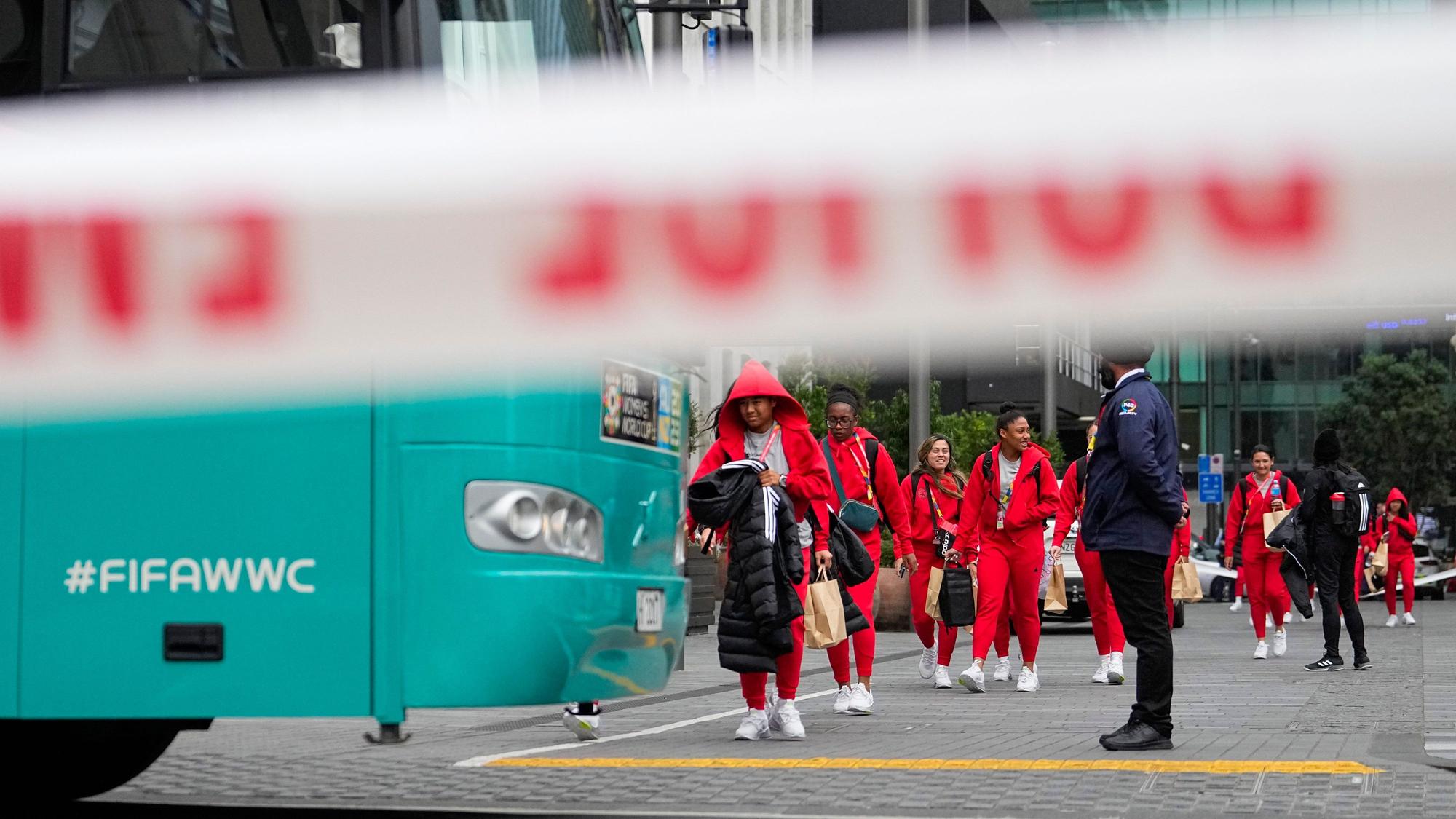 Mitglieder des philippinischen Frauenfußballteams gehen in der Nähe ihres Hotels im zentralen Geschäftsviertel zu ihrem Mannschaftsbus, nachdem Schüsse gefallen waren.