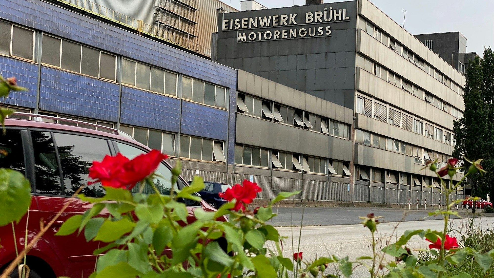 Das Foto zeigt das Brühler Eisenwerk von außen.