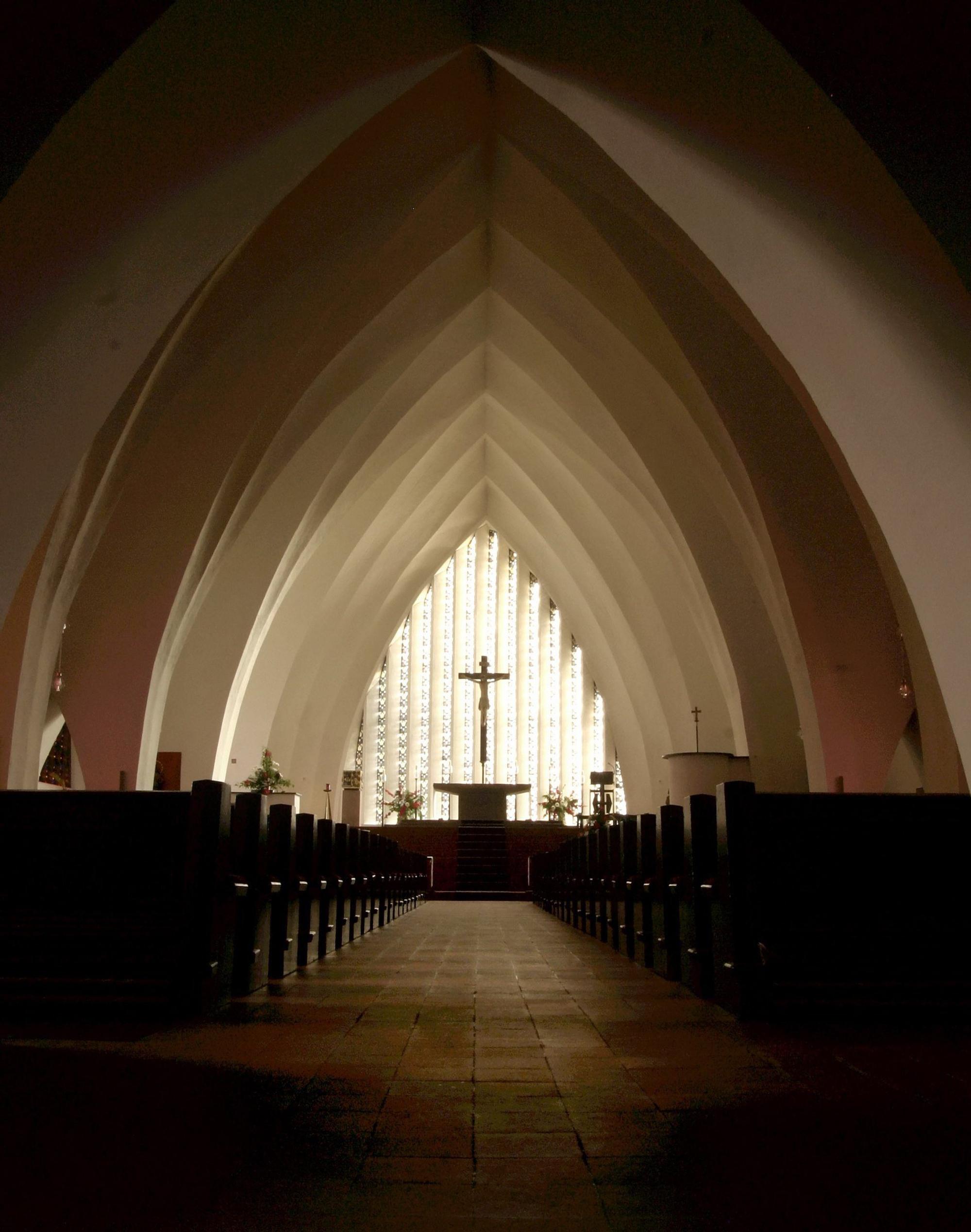 Blick auf den Altarraum von St. Apollinaris in Frielingsdorf, im Bild sind das Kirchenschiff von Dominikus Böhm, der Altarraum von Gottfried Böhm und das Fenster von Herbert Bienhaus zu sehen.