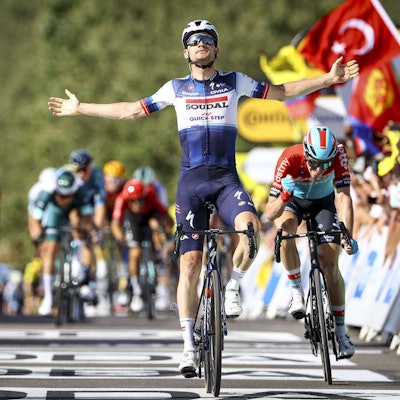 Kasper Asgreen jubelt über seinen Etappensieg.