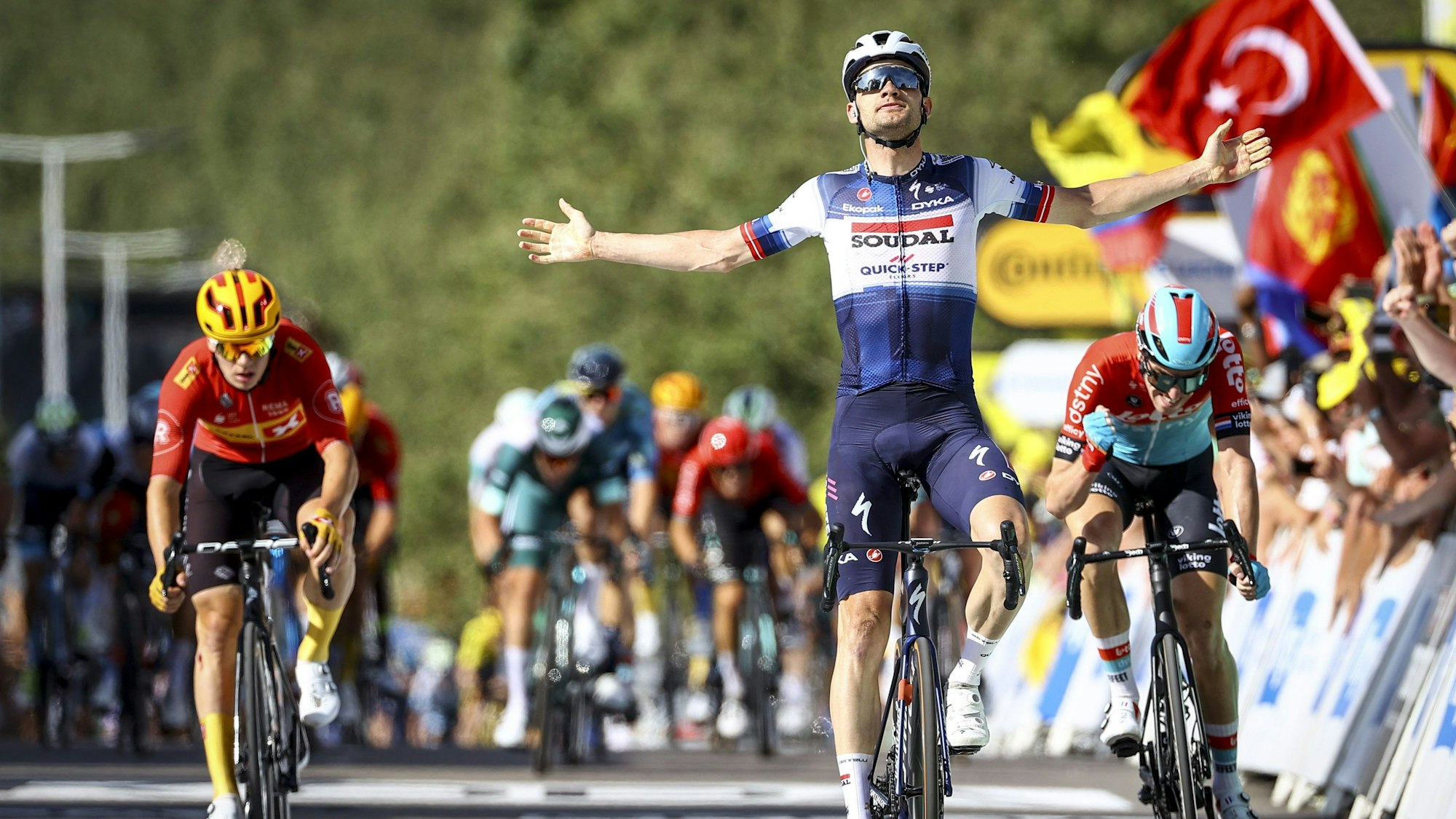 Kasper Asgreen jubelt über seinen Etappensieg.