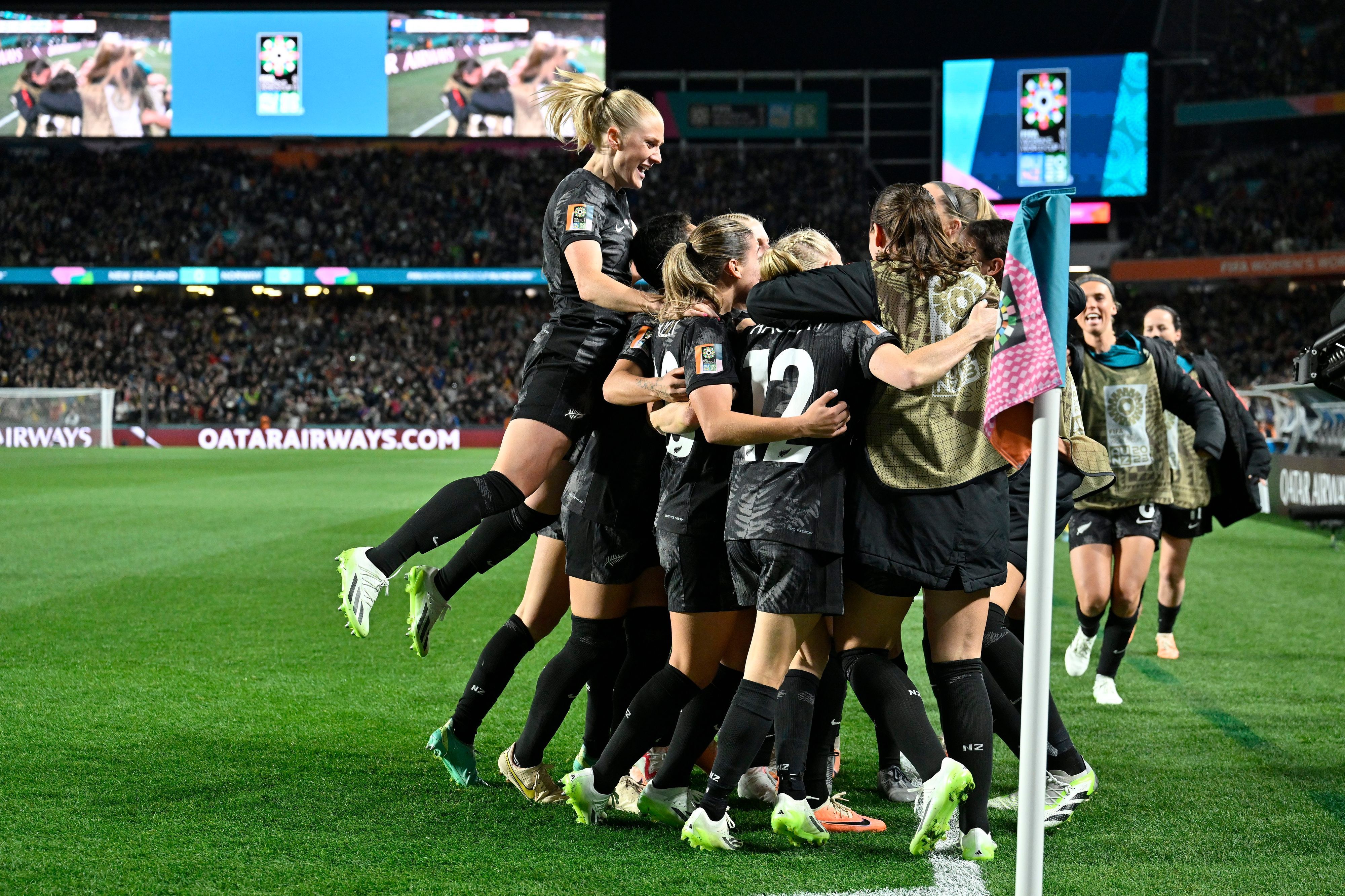 Frauen-WM: Die neuseeländischen Spielerinnen feiern nach ihrem Führungstor gegen Norwegen.