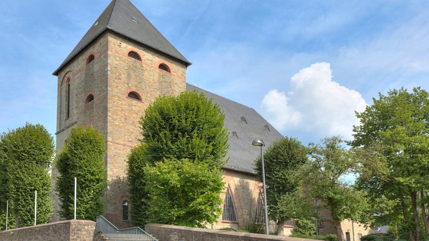 Blick auf die katholische Pfarrkirche in Lindlar-Frielingsdorf im Oberbergischen Kreis.