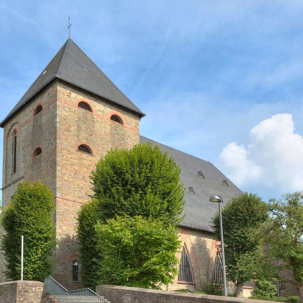 Blick auf die katholische Pfarrkirche in Lindlar-Frielingsdorf im Oberbergischen Kreis.
