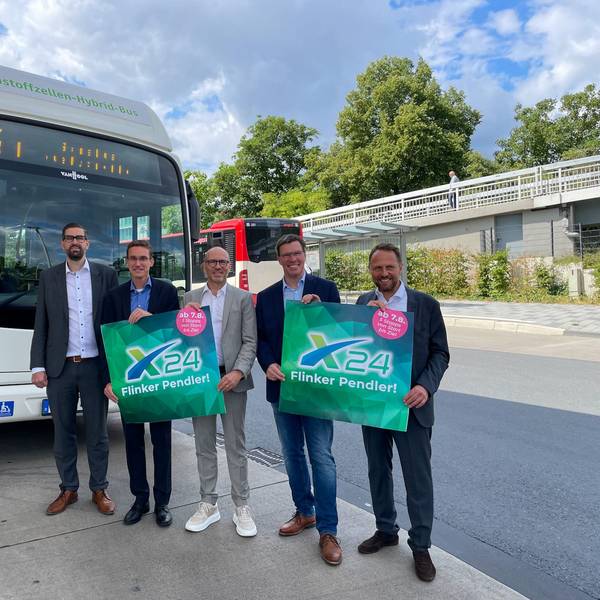 Bei der Vorstellung der neuen Linie im Juli 2023: Christian Pohl (v.l., Technischer Beigeordneter Wermelskirchen), Marcel Frank (Geschäftsführer RVK), Marc Kretkowski (Geschäftsführer Wupsi), Stephan Santelmann (Landrat Rheinisch-Bergischer Kreis) und Uwe Richrath (Oberbürgermeister Leverkusen).