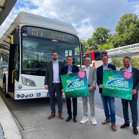 Bei der Vorstellung der neuen Linie im Juli 2023: Christian Pohl (v.l., Technischer Beigeordneter Wermelskirchen), Marcel Frank (Geschäftsführer RVK), Marc Kretkowski (Geschäftsführer Wupsi), Stephan Santelmann (Landrat Rheinisch-Bergischer Kreis) und Uwe Richrath (Oberbürgermeister Leverkusen).