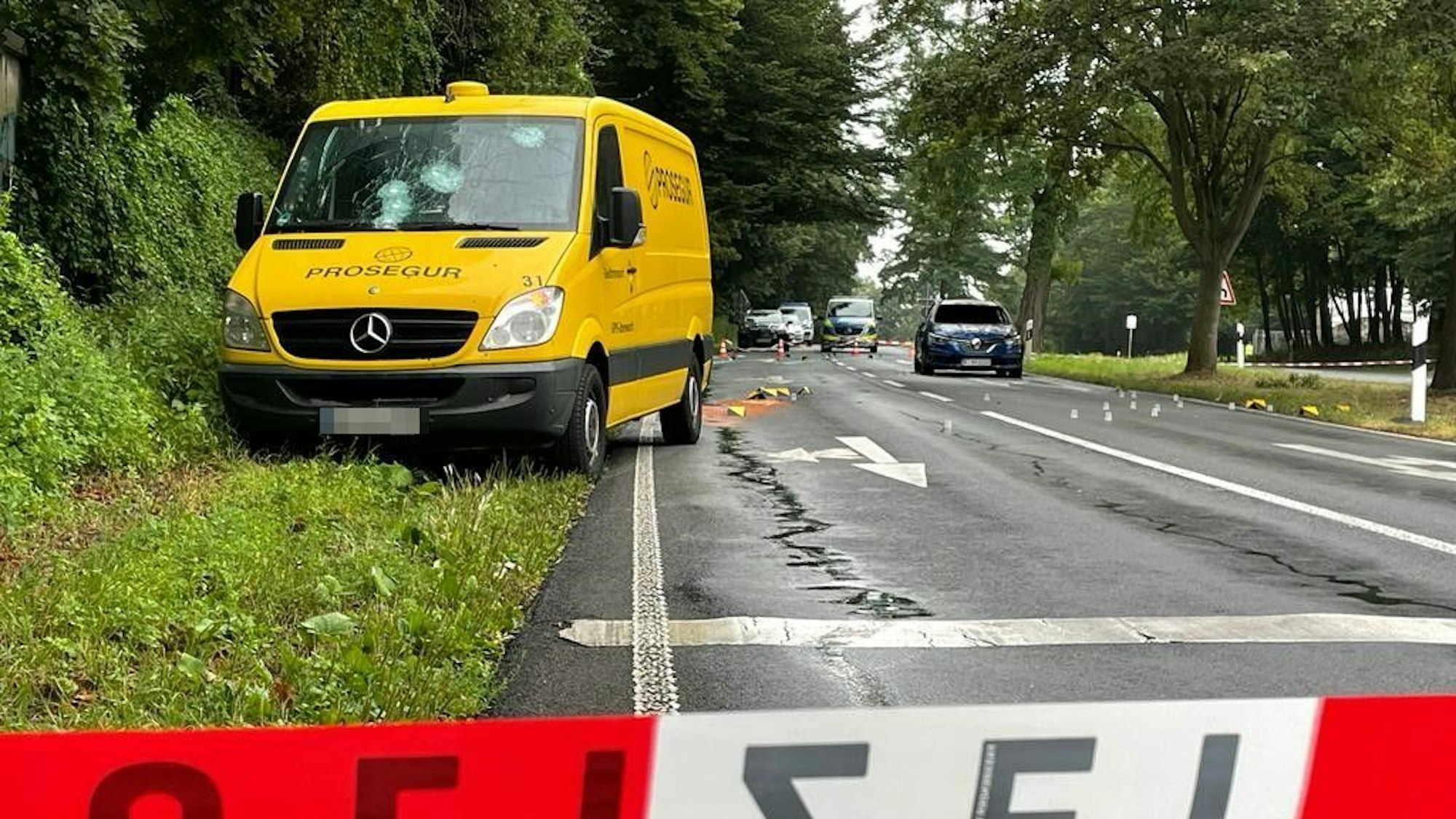 Der Geldtransporter wurde im Juli 2022 beschossen, hinten steht ein Täterfahrzeug.