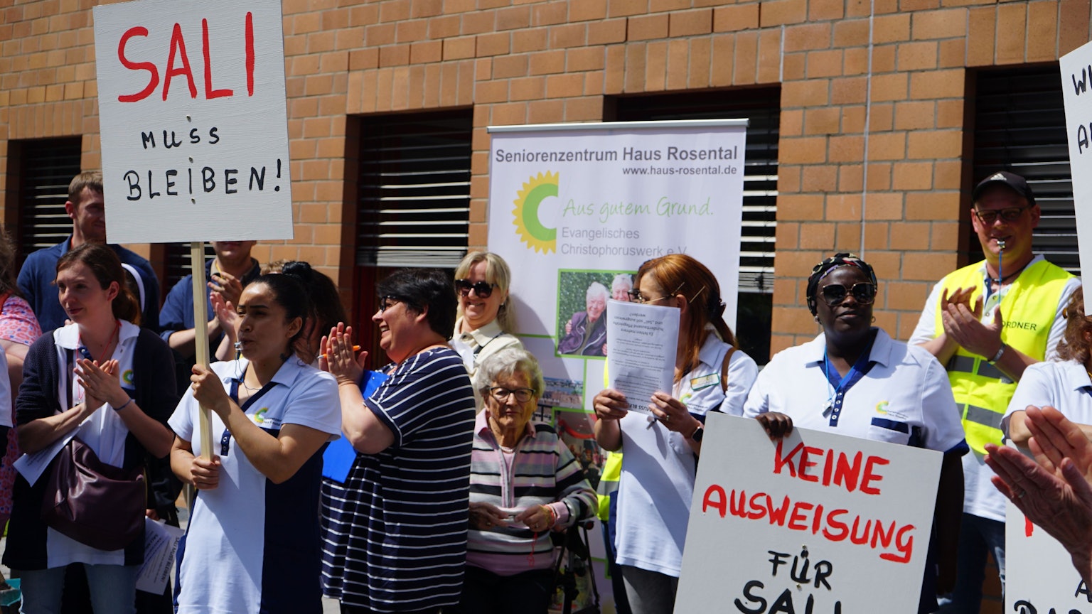 Das Foto zeigt Teilnehmer einer Demonstration vor dem Bergheimer Kreishaus.