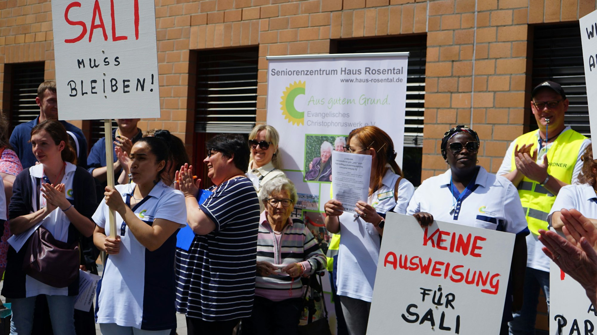 Das Foto zeigt Teilnehmer einer Demonstration vor dem Bergheimer Kreishaus.