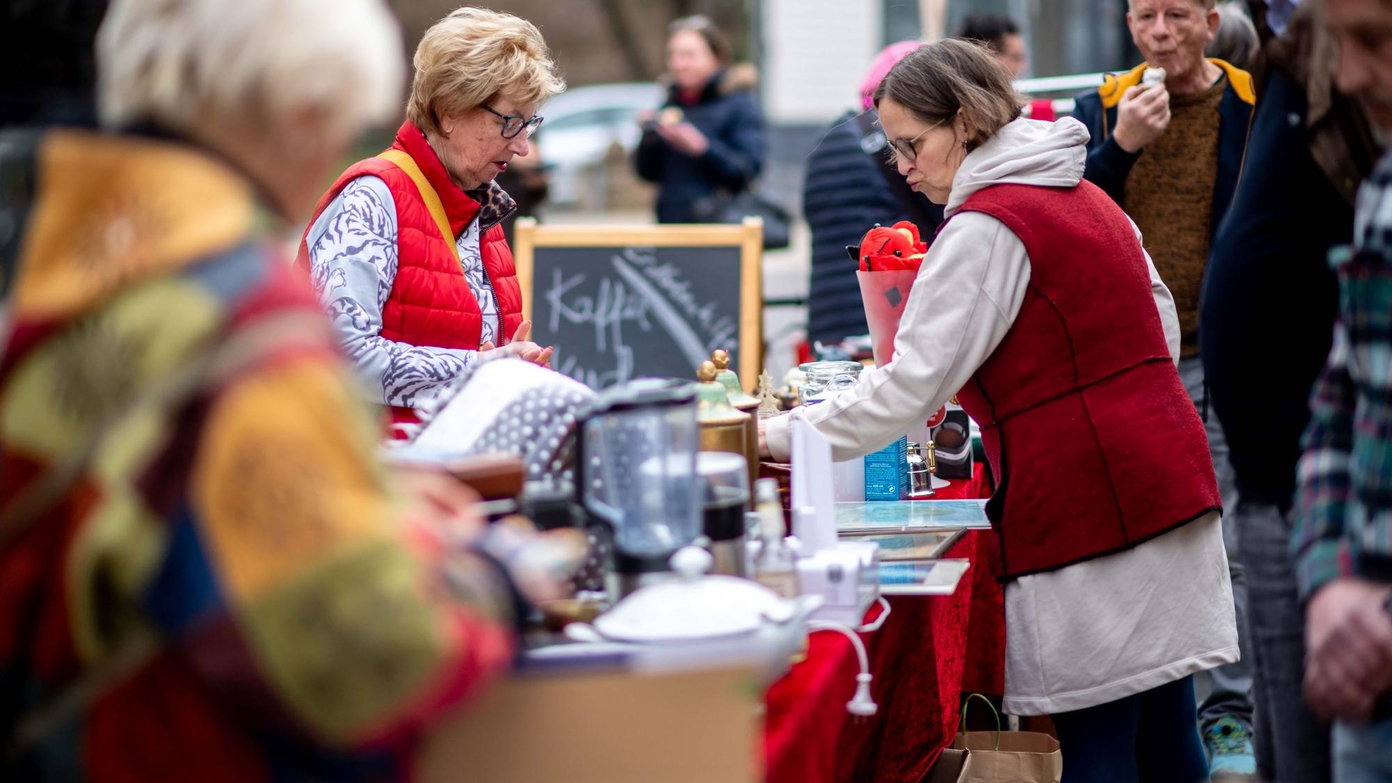 Das Bild zeigt einen Moment während des Quartiertrödelmarkts im Viehplätzchen in Euskirchen.