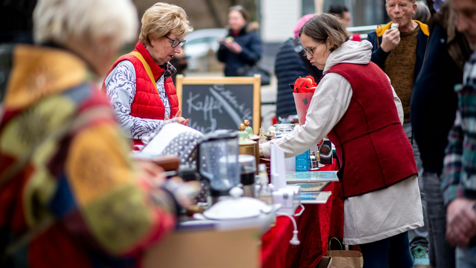 Das Bild zeigt einen Moment während des Quartiertrödelmarkts im Viehplätzchen in Euskirchen.