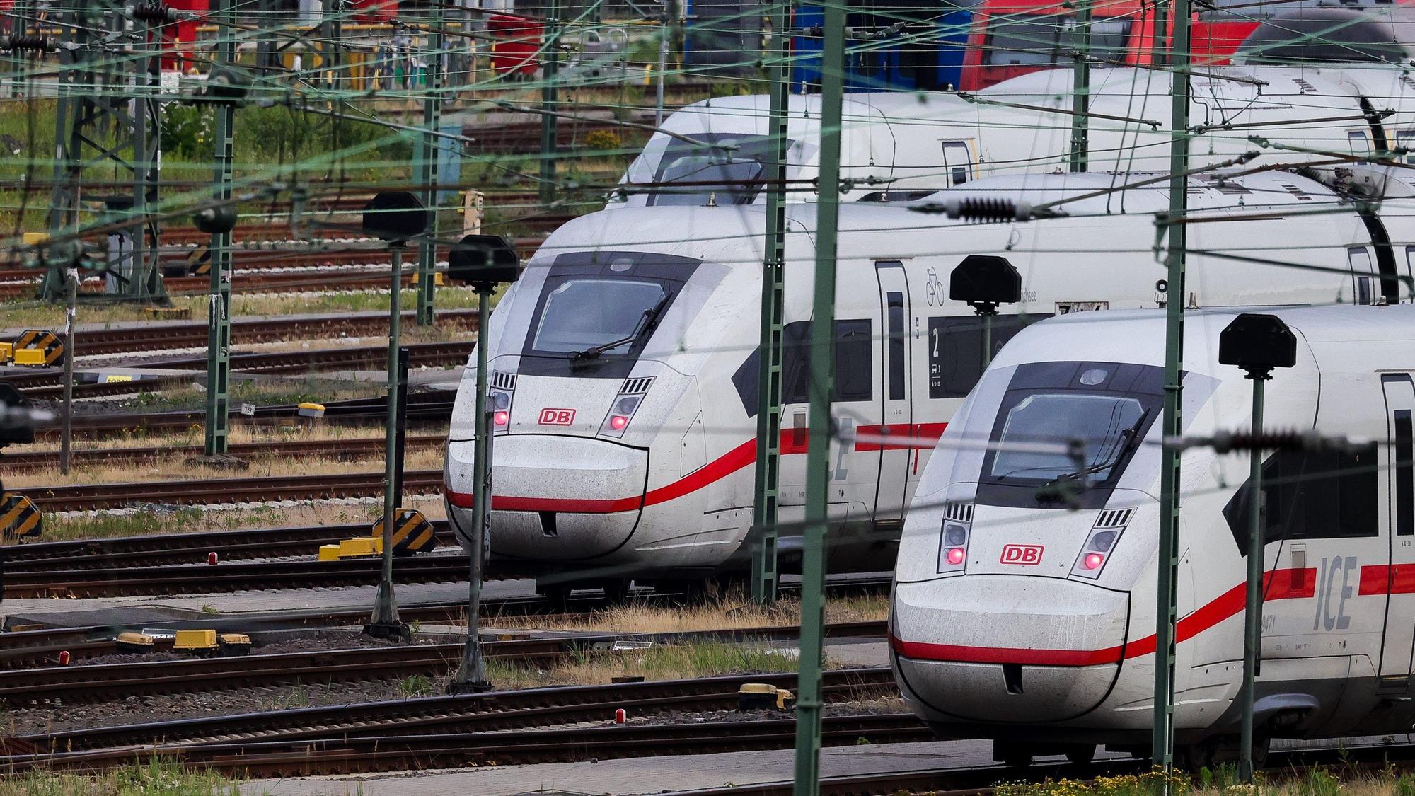 ICE-Züge der Deutschen Bahn (DB) stehen im Betriebswerk auf den Gleisen.