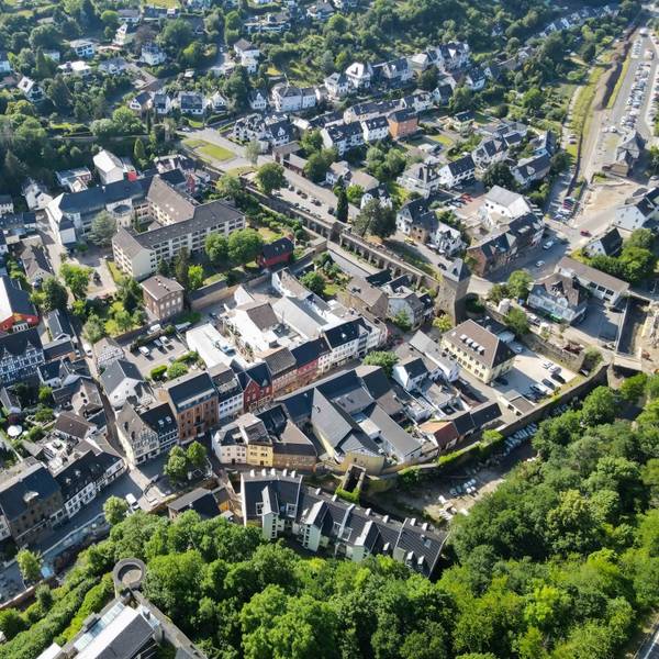 Ein Luftbild der Stadt Bad Münstereifel, aufgenommen im Jahr 2022.